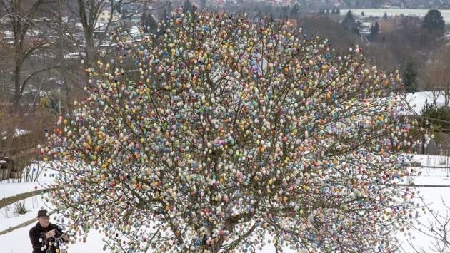 El impresionante árbol con 10,000 huevos de Pascua adornándolo