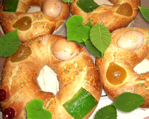 Tradicional mona de Pascua valenciana, pueden apreciarse los huevos dentro del dulce