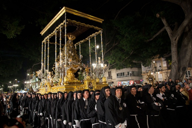 Semana Santa Malaga - 200 hombres cargan a hombros una procesión con un peso de aproximadamente 5 toneladas en Málaga