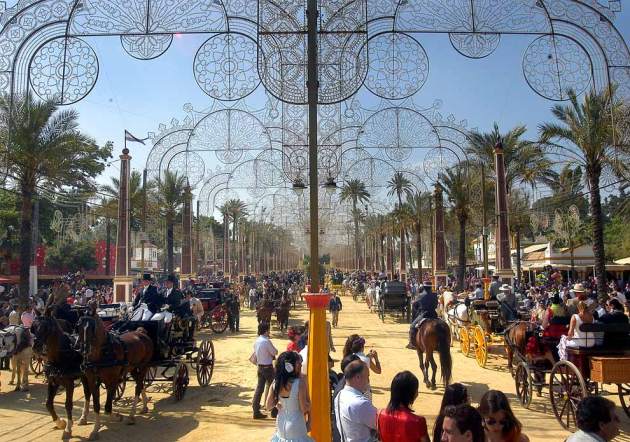 Ambiente de fiesta, muy animado y con mucho color, en la Feria del Caballo de Jerez. Muchas carrozas de caballos adornadas a la perfección se pasean durante el día por las calles de la Feria.
